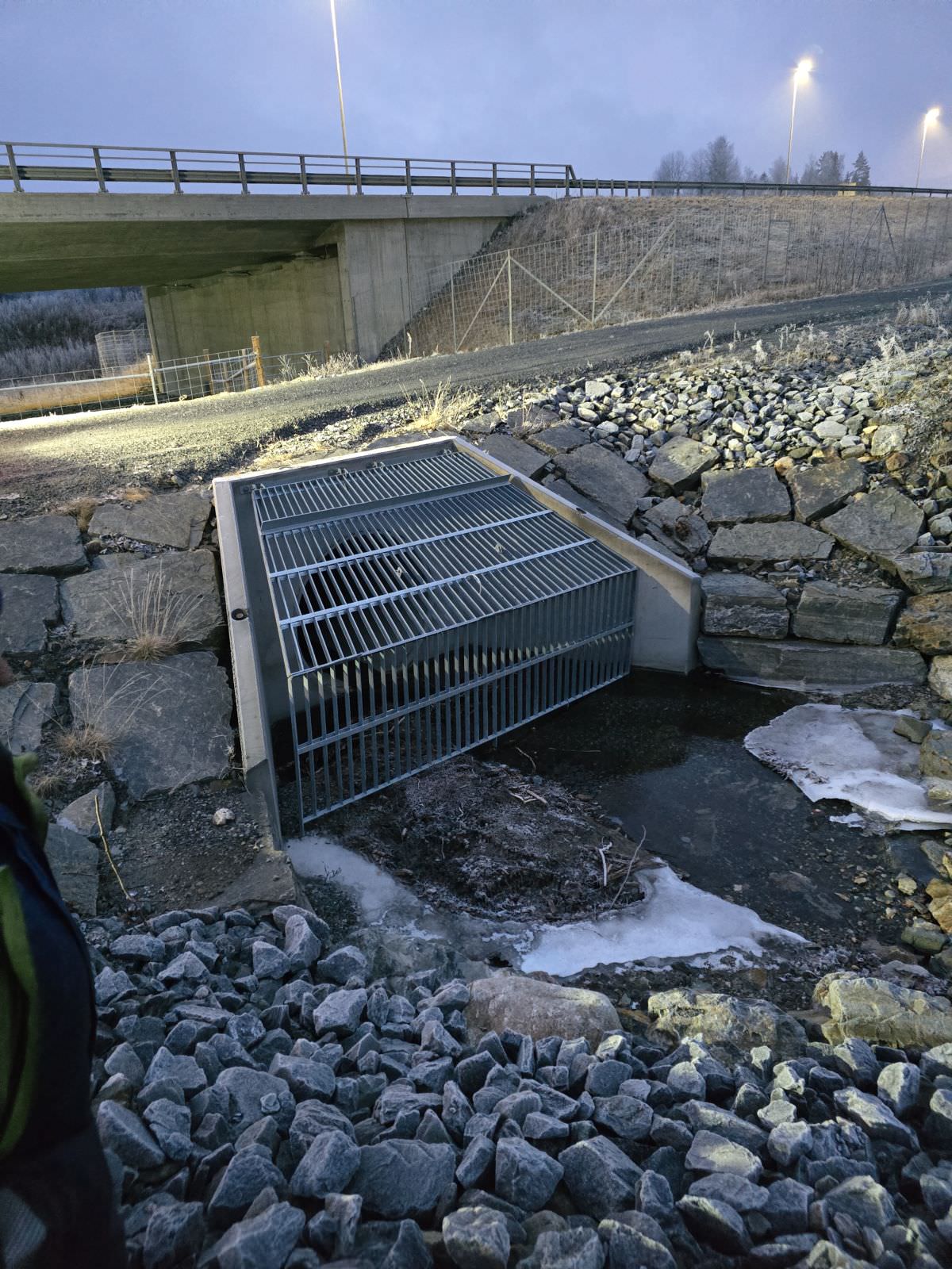 Ny prototype på rist montert langs E16 på Jevnaker